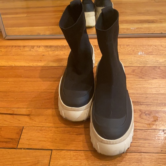 “SOLD OUT” ZARA SNEAKERS - Picture 5 of 5